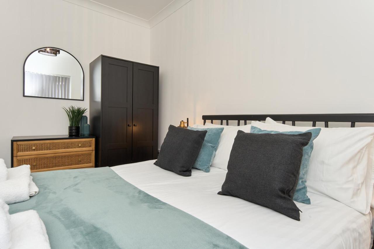 Beautiful 3 Bed Apartment In Bonchurch - Nr Ventnor - Large Outside Terrace & Parking - Dog Friendly - The Perfect Choice For Couples, Friends, Families - 5 Mins To Beach Extérieur photo