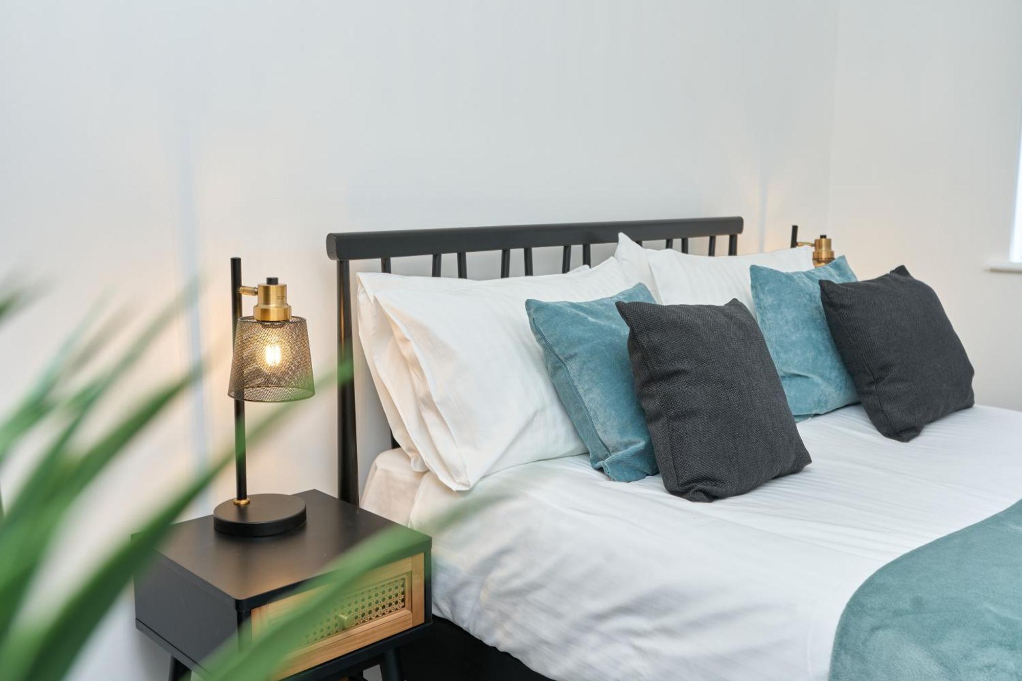 Beautiful 3 Bed Apartment In Bonchurch - Nr Ventnor - Large Outside Terrace & Parking - Dog Friendly - The Perfect Choice For Couples, Friends, Families - 5 Mins To Beach Extérieur photo