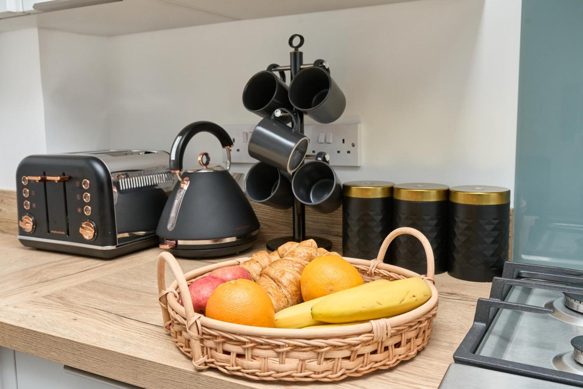 Beautiful 3 Bed Apartment In Bonchurch - Nr Ventnor - Large Outside Terrace & Parking - Dog Friendly - The Perfect Choice For Couples, Friends, Families - 5 Mins To Beach Extérieur photo