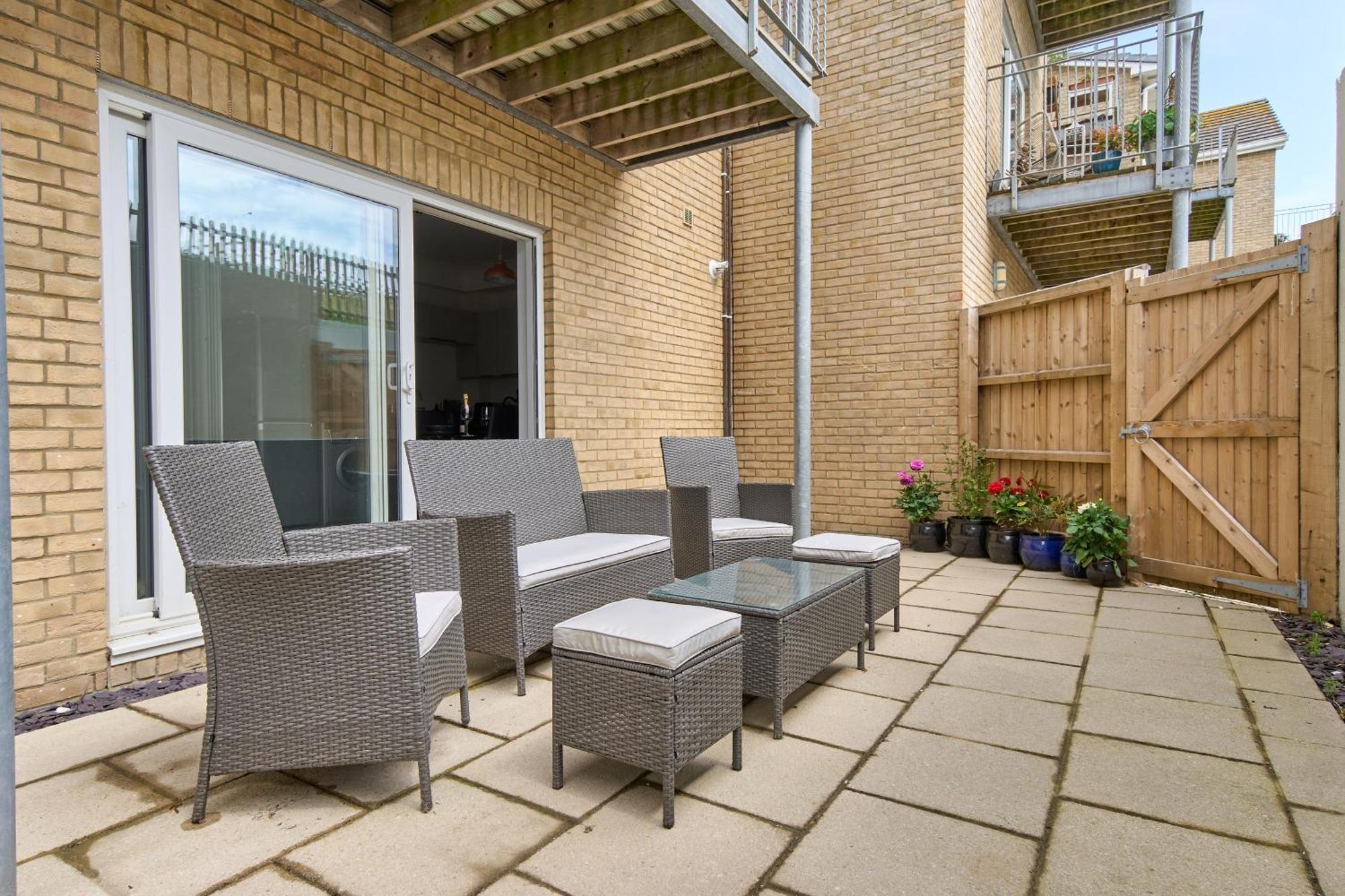Beautiful 3 Bed Apartment In Bonchurch - Nr Ventnor - Large Outside Terrace & Parking - Dog Friendly - The Perfect Choice For Couples, Friends, Families - 5 Mins To Beach Extérieur photo