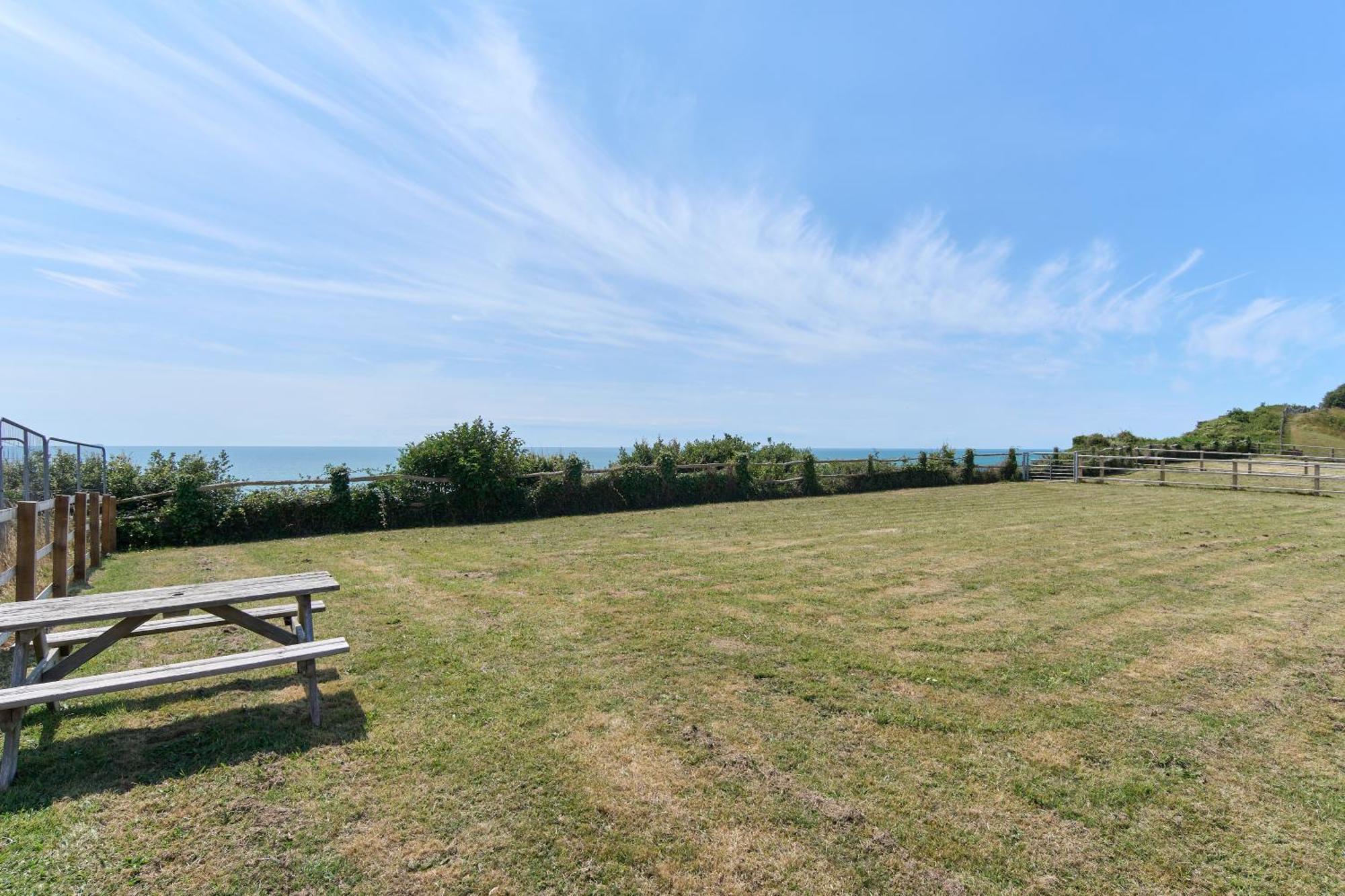 Beautiful 3 Bed Apartment In Bonchurch - Nr Ventnor - Large Outside Terrace & Parking - Dog Friendly - The Perfect Choice For Couples, Friends, Families - 5 Mins To Beach Extérieur photo